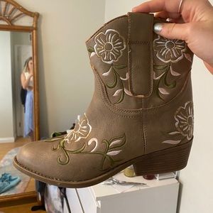 Adorable flower pattern cowboy boots!!!